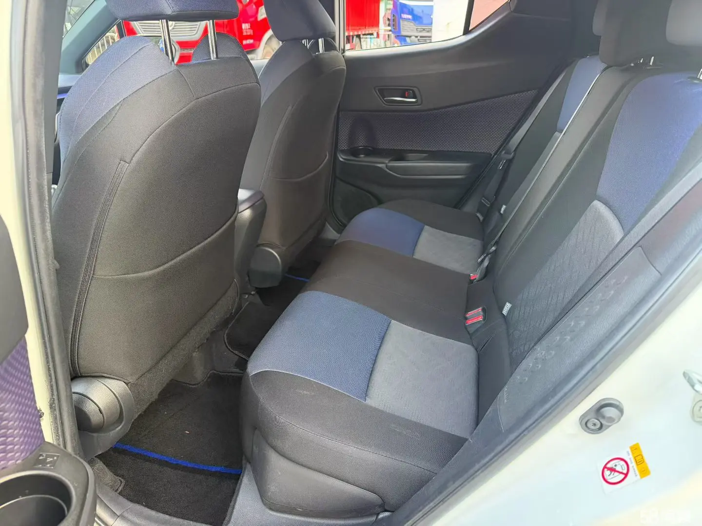 Toyota C-HR 2018 car image #4