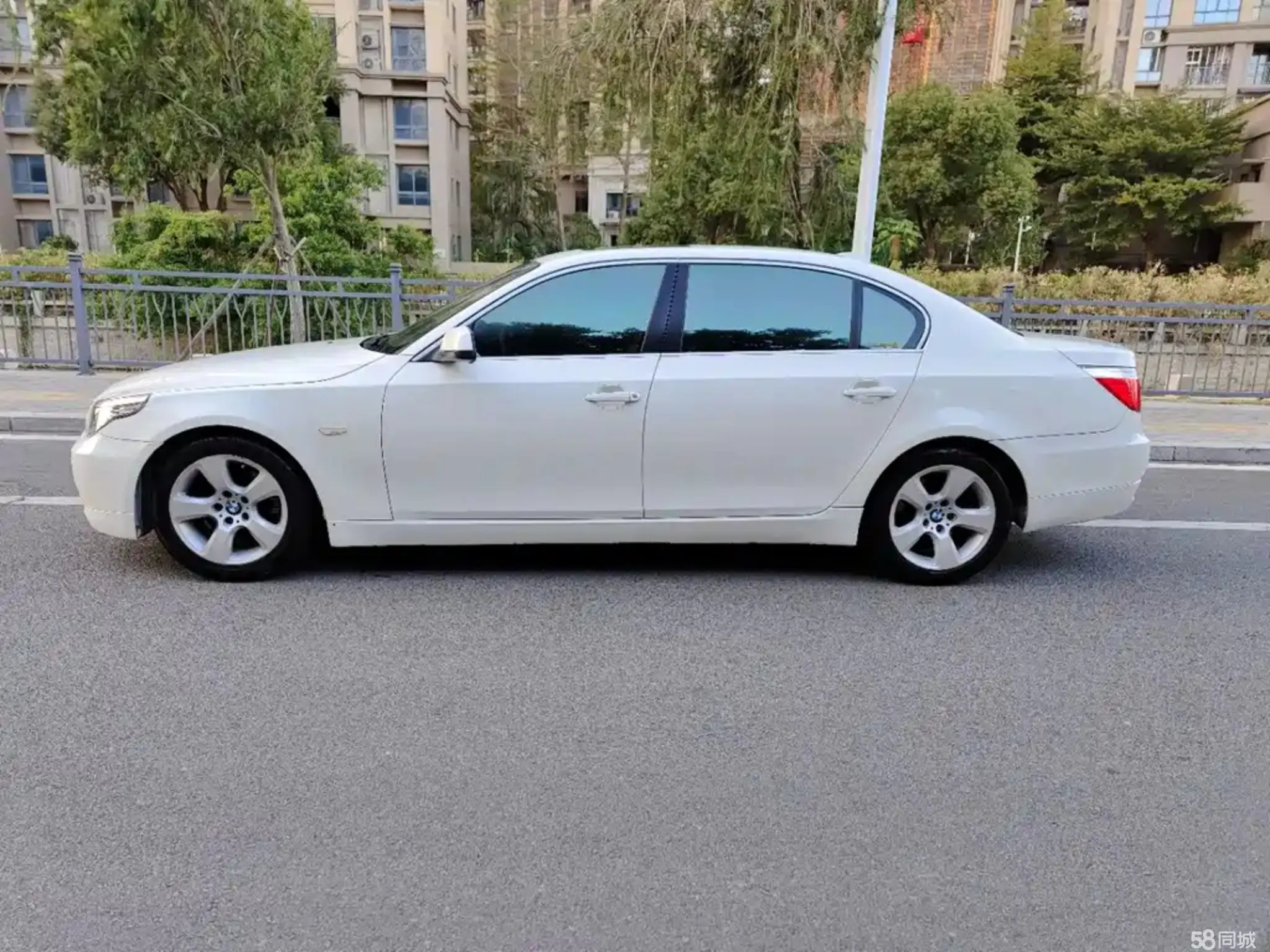 BMW 5 Series 2010 #4 BMW 5 Series 2010 car image #4