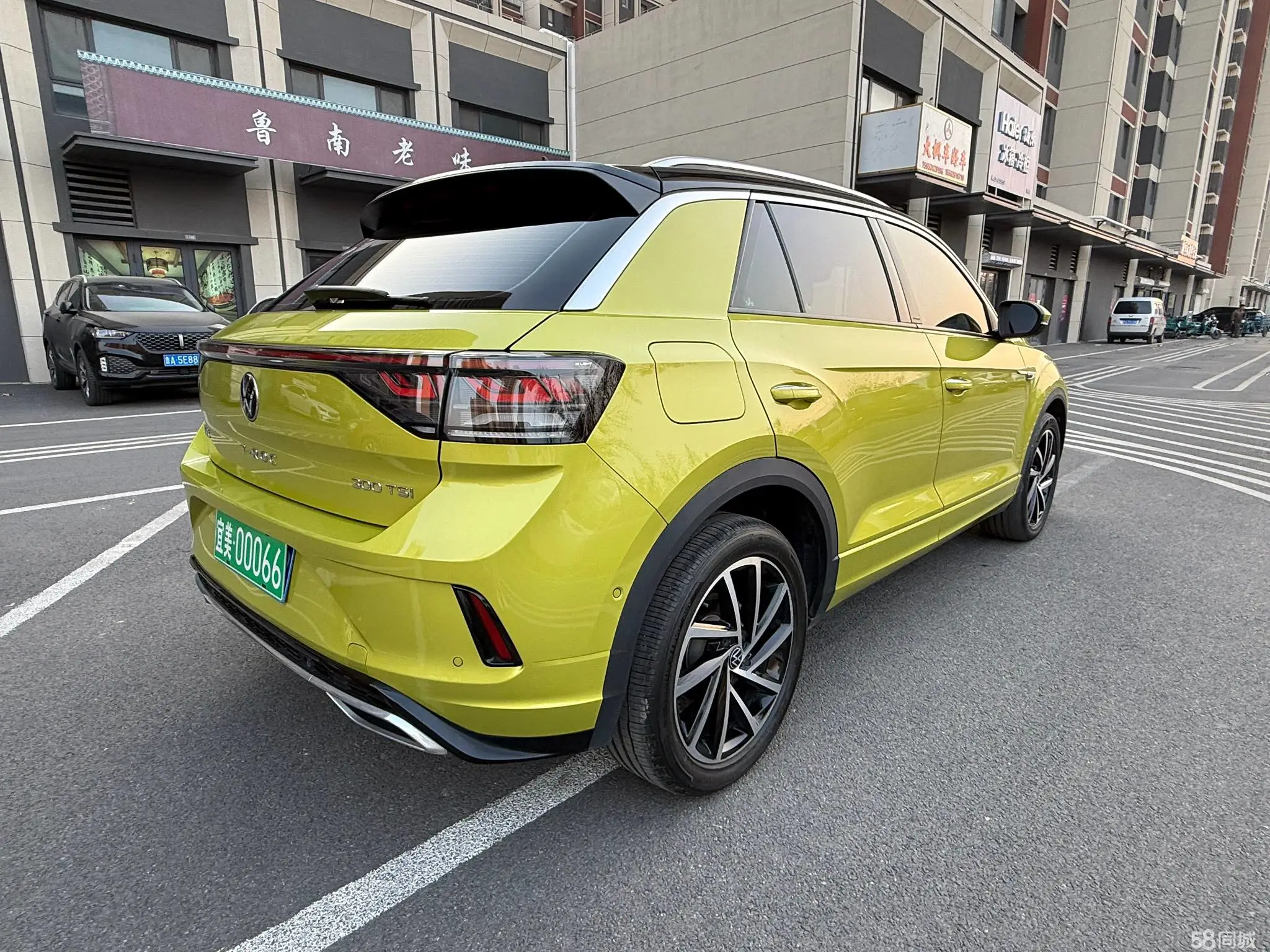 Volkswagen T-Roc 2023 car image #4