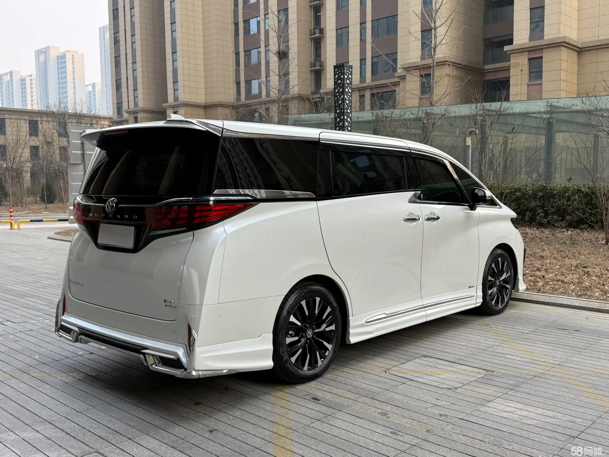 Toyota Alphard 2024 car image #4