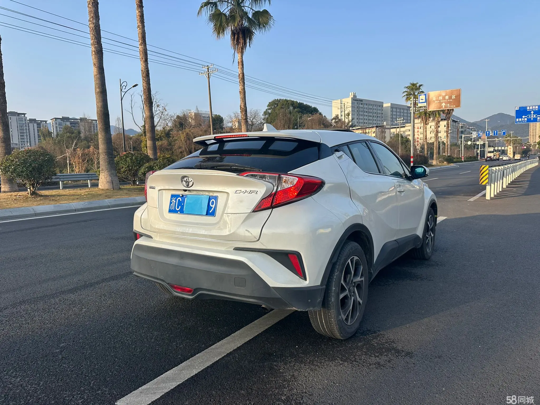 Toyota C-HR 2020 car image #4