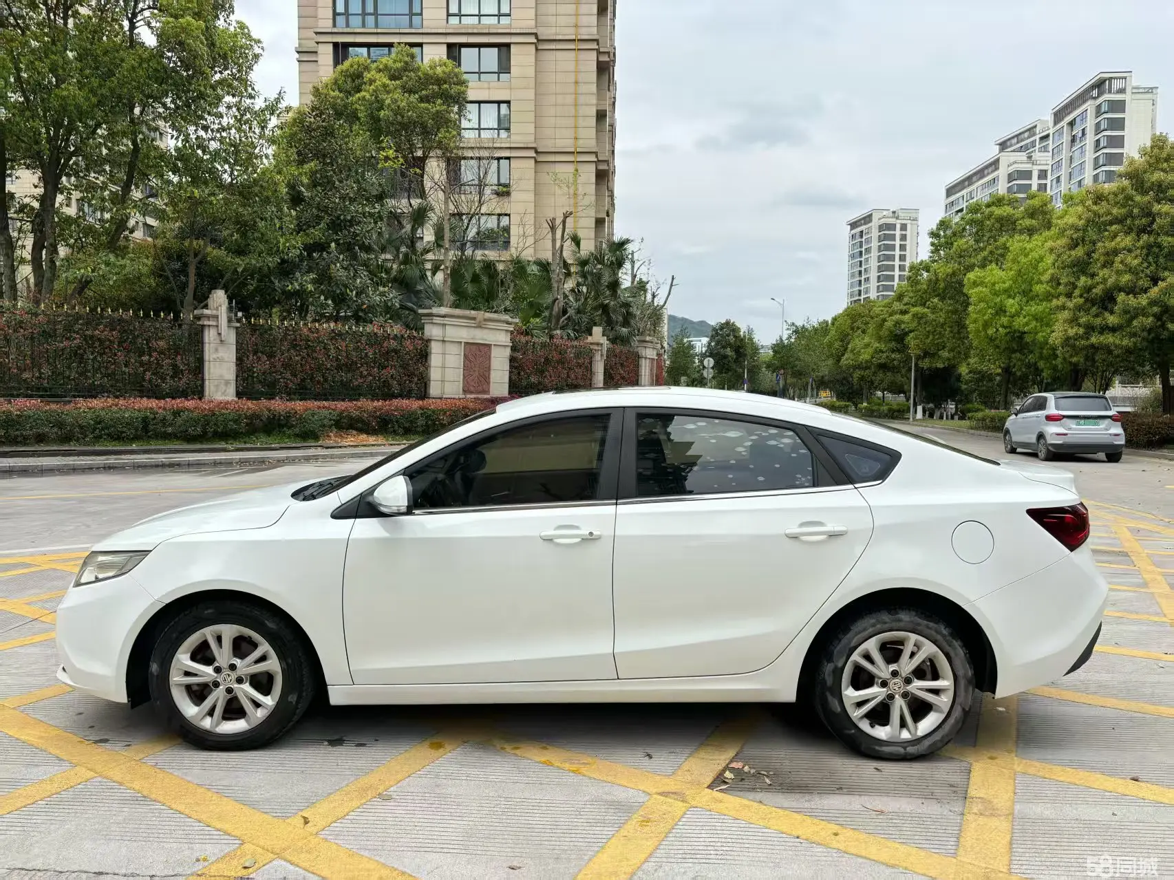 MG GT 2017 car image #4