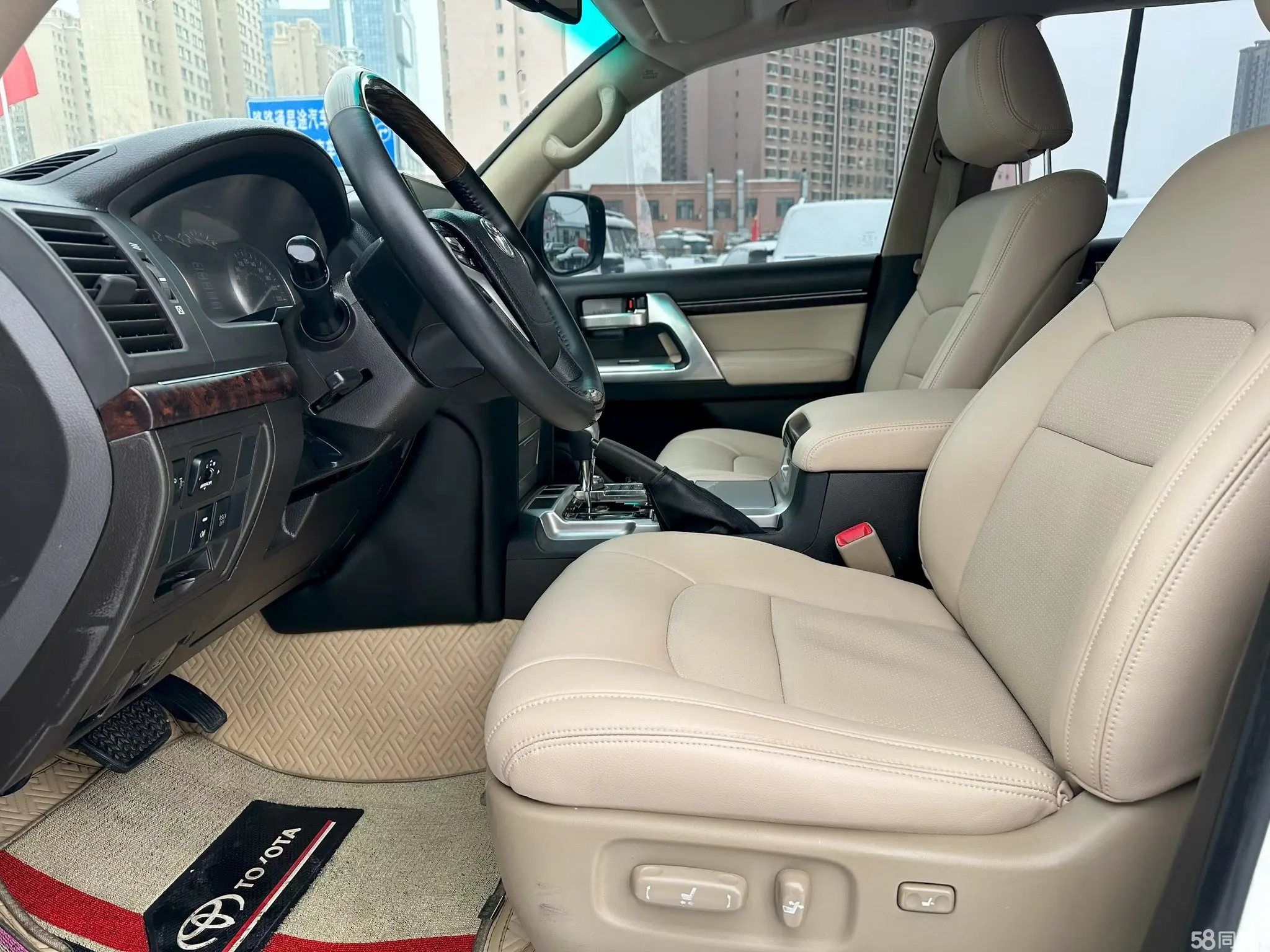 Toyota Land Cruiser 2010 car image #4