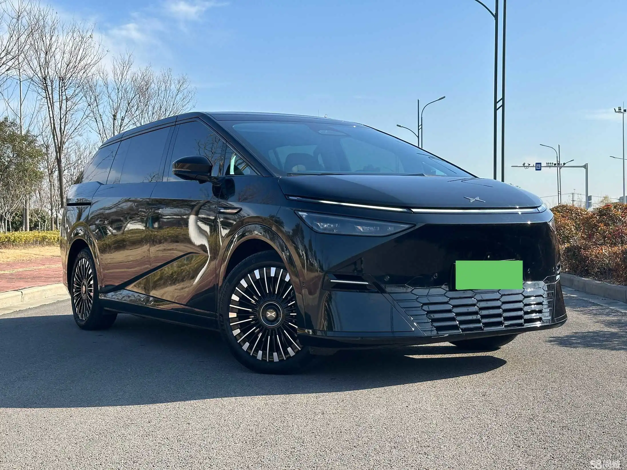 Xpeng X9 2025 car image #4