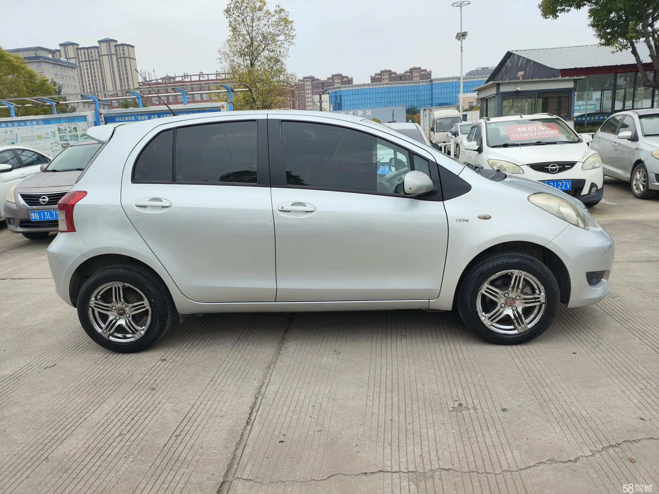 Toyota Yaris 2011 car image #4