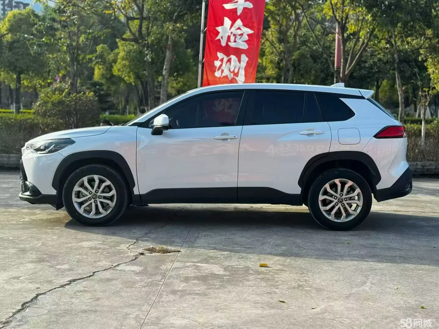 Toyota C-HR 2023 car image #4