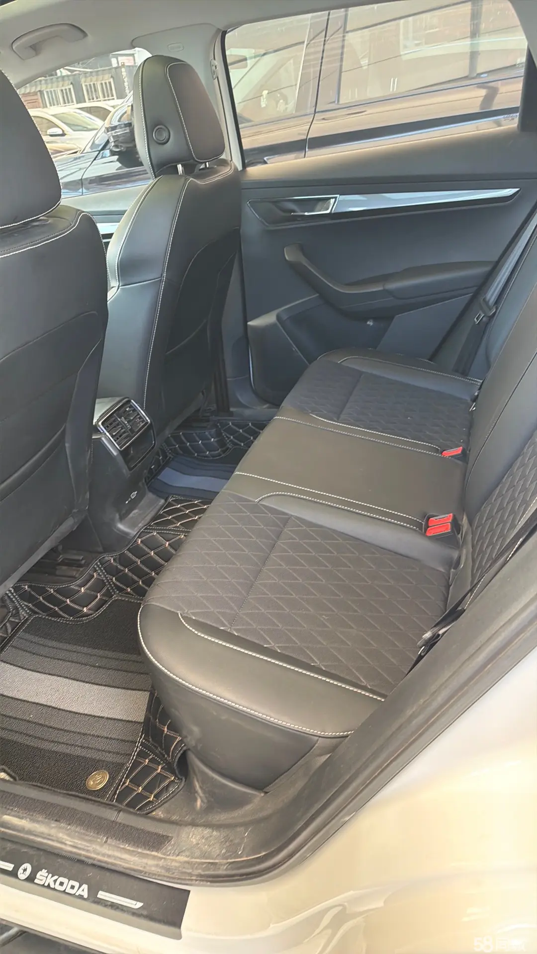 Skoda Karoq 2021 car image #4