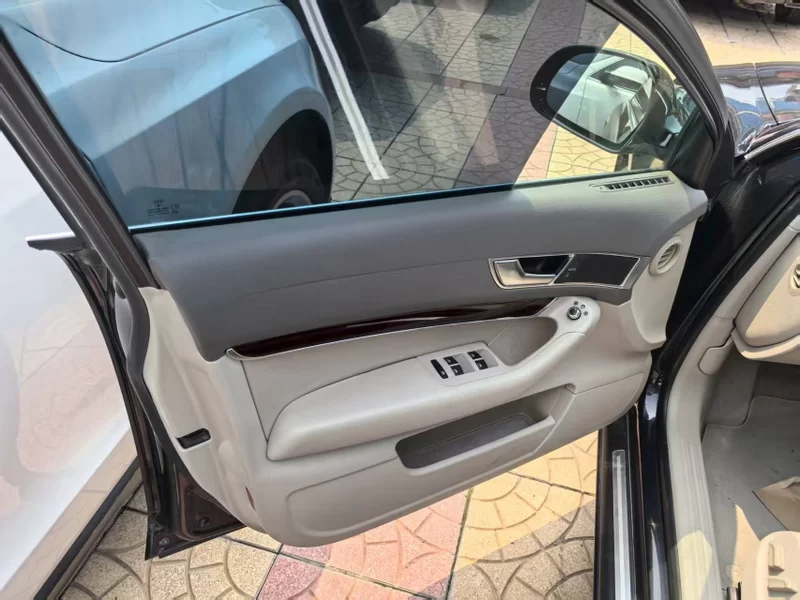 Audi A6L e-tron 2012 immagine di auto #4