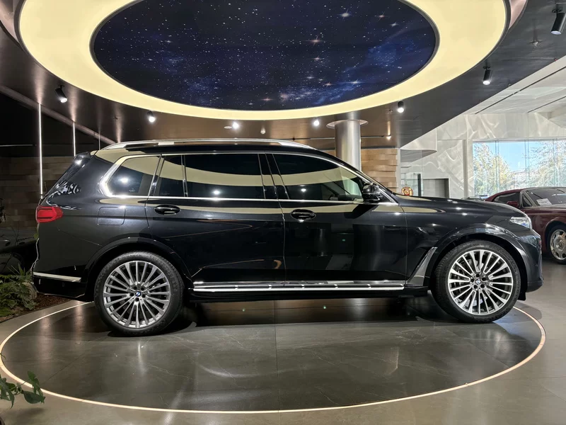 BMW X7 M60i 2020 car image #4