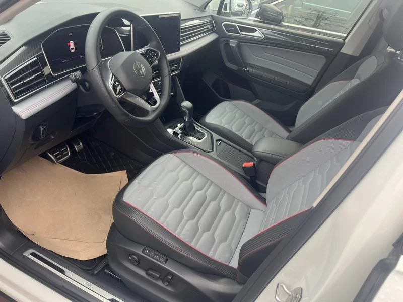 Volkswagen Tiguan L 2023 immagine di auto #4