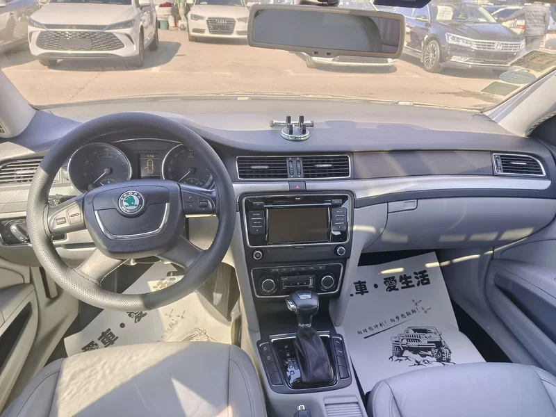 Skoda Superb 2012 car image #4