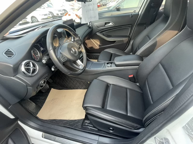 Mercedes-Benz GLA Class 2018 immagine di auto #4