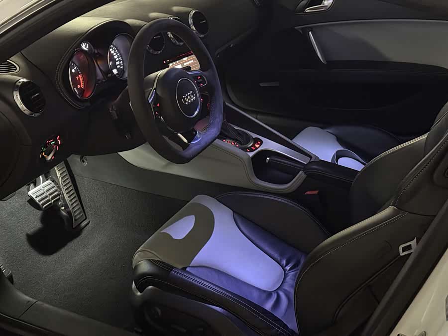 Audi TTS 2011 car image #22