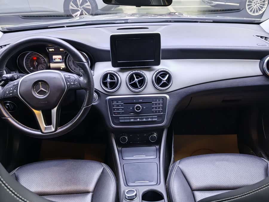 Mercedes-Benz GLA Class 2015 car image #22