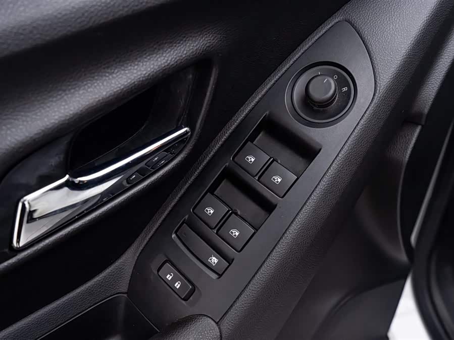 Chevrolet Tracker 2019 immagine di auto #22