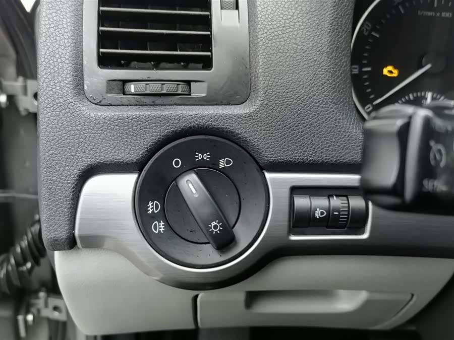 Skoda Octavia 2010 car image #22