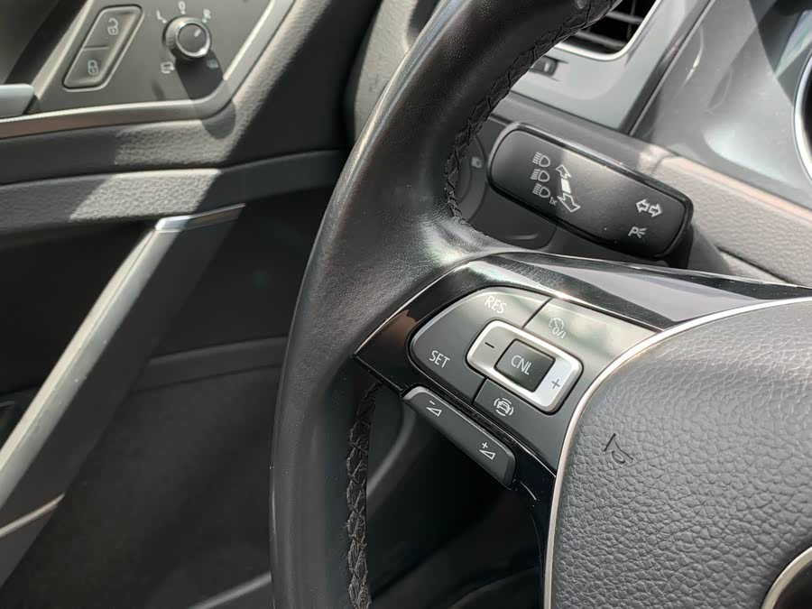 Volkswagen Golf 2019 car image #22