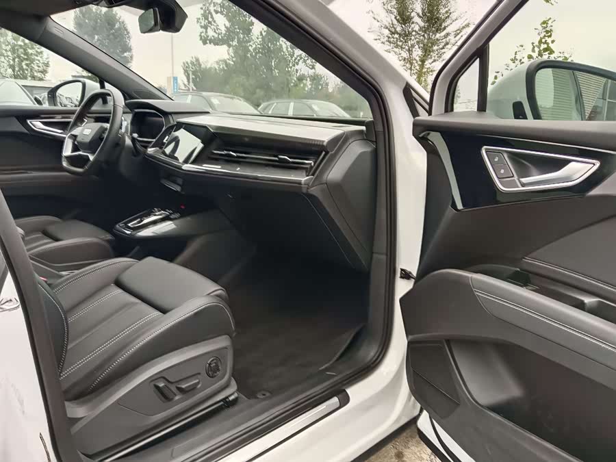 Audi Q4 e-tron 2024 immagine di auto #22