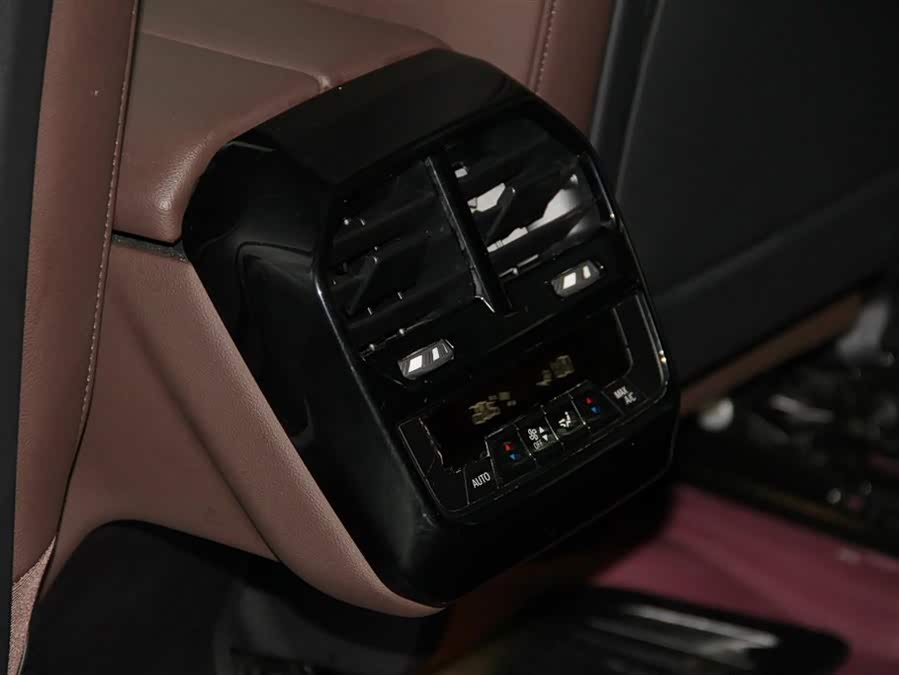 BMW iX 2023 car image #22