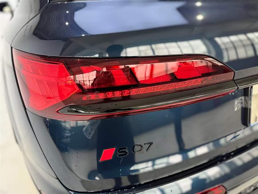 Audi SQ7 2024 car image #22