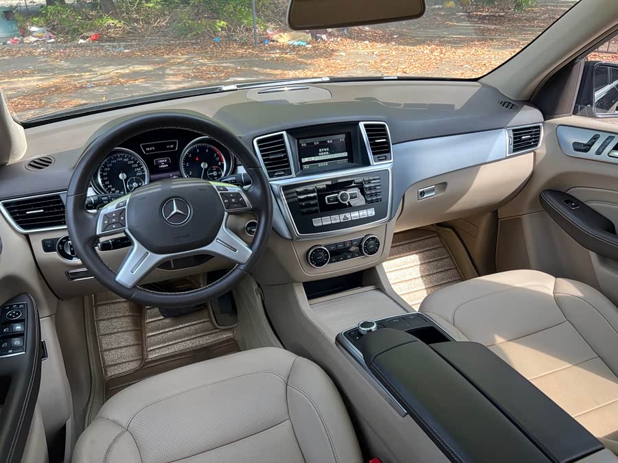 Mercedes-Benz M Class 2015 car image #22