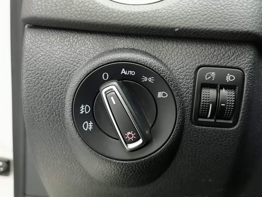 Volkswagen Tiguan 2015 car image #22