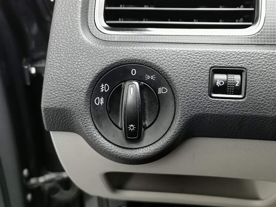 Skoda Rapid 2017 car image #22