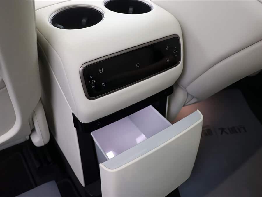 Li i8 2025 image de voiture #22