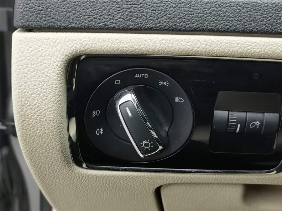 Skoda Superb 2012 immagine di auto #22