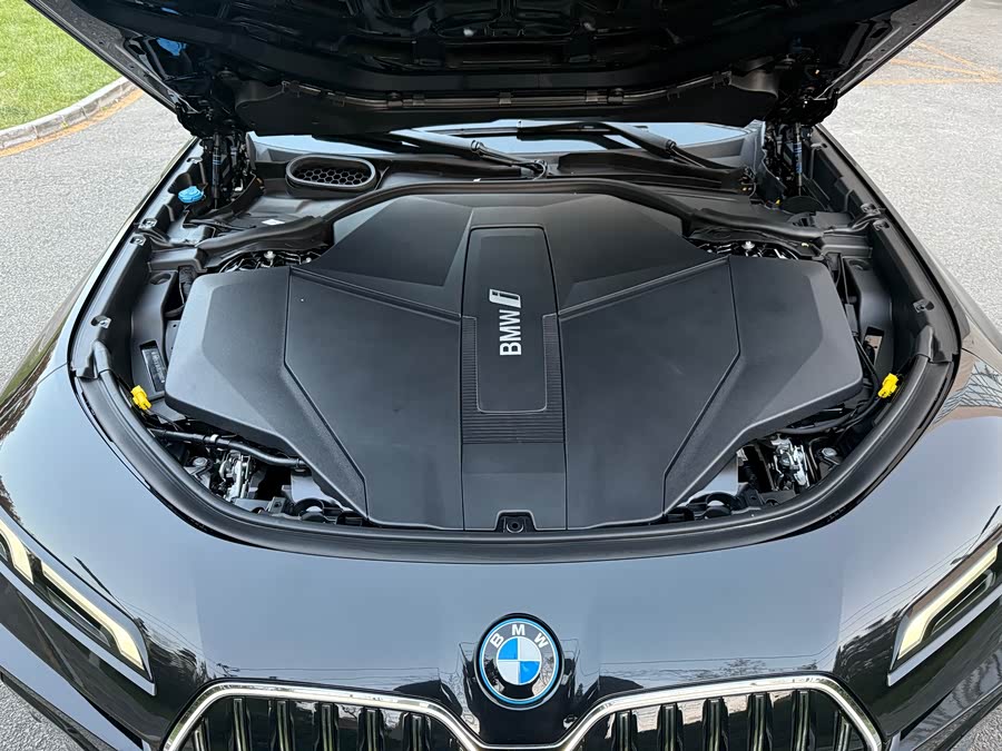 BMW i7 2024 car image #22
