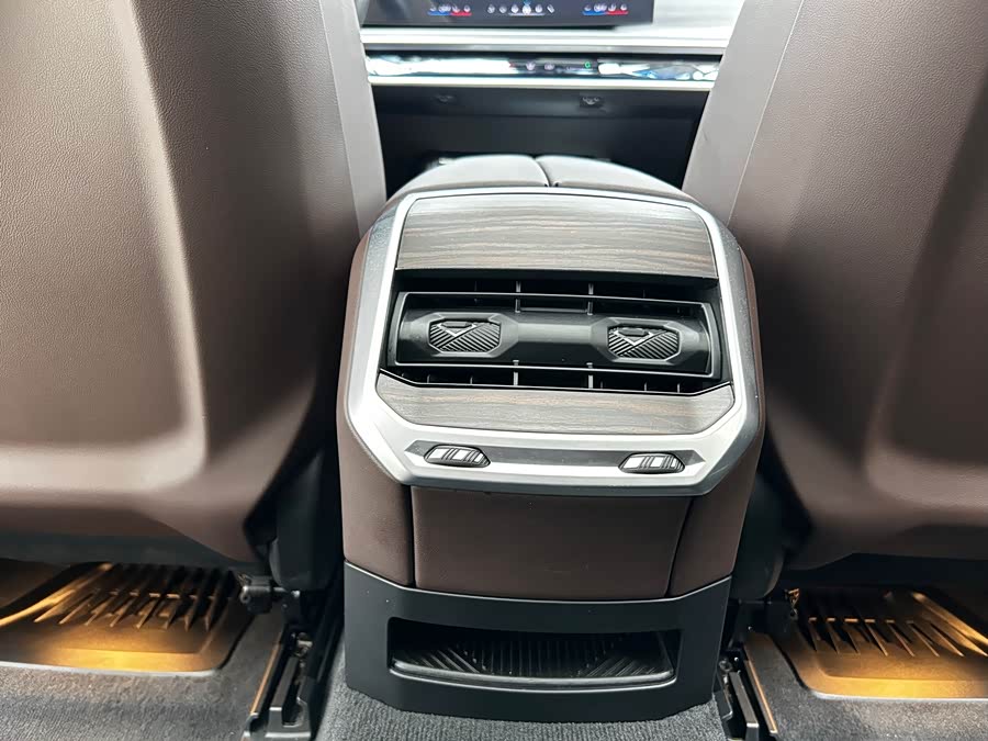 BMW i7 2023 صورة سيارة #22