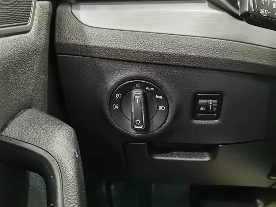 Skoda Superb 2018 car image #22