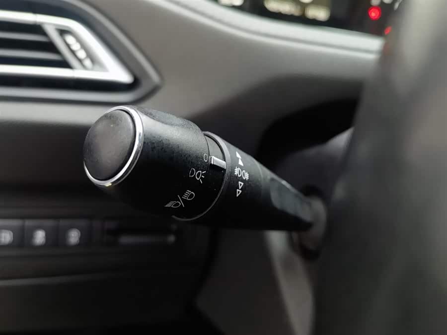 Peugeot 308 2019 car image #22