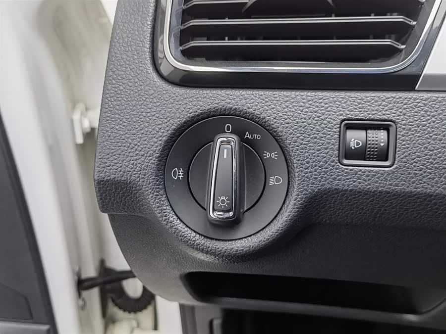Skoda Rapid 2020 imagen de coche #22