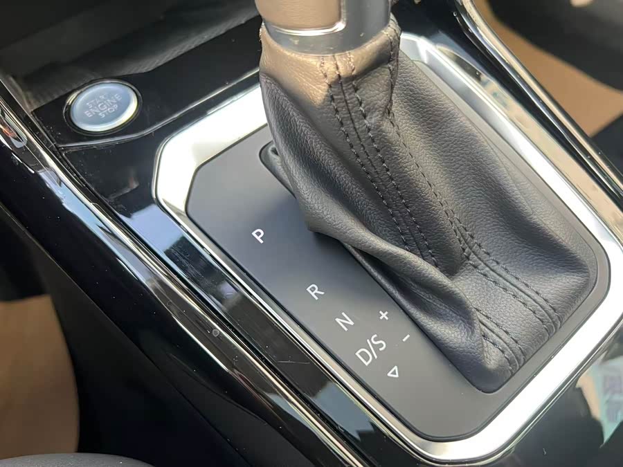 Volkswagen T-Roc 2023 car image #22