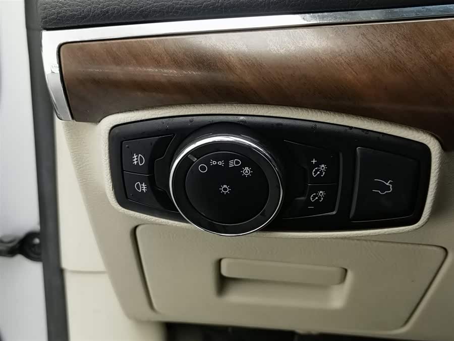 Ford Taurus 2017 car image #22