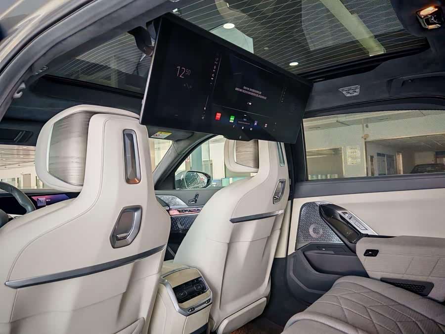 BMW i7 2022 car image #22