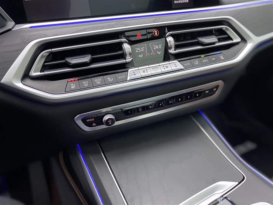 BMW X7 2021 car image #22