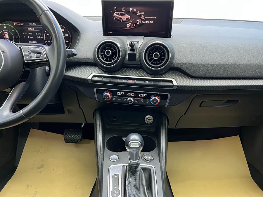 Audi Q2L e-tron 2021 immagine di auto #22