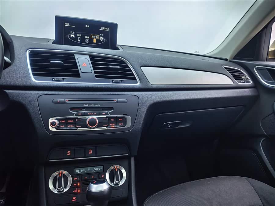 Audi Q3 2015 car image #22