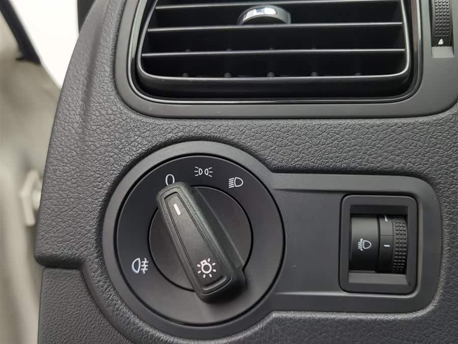 Volkswagen Polo 2015 car image #22