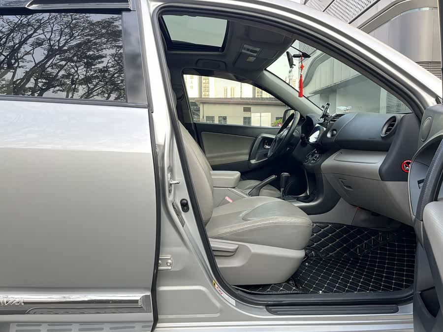 Toyota RAV4 2010 #22 Toyota RAV4 2010 car image #22