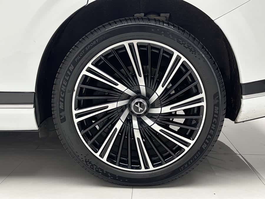 Xpeng G9 2025 صورة سيارة #22