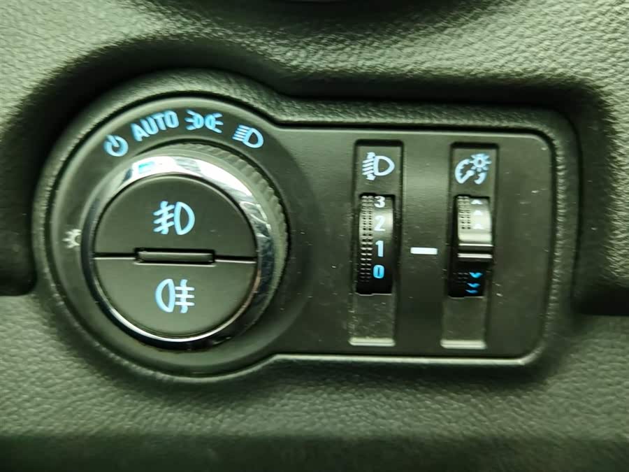 Chevrolet Tracker 2014 #22 Chevrolet Tracker 2014 car image #22