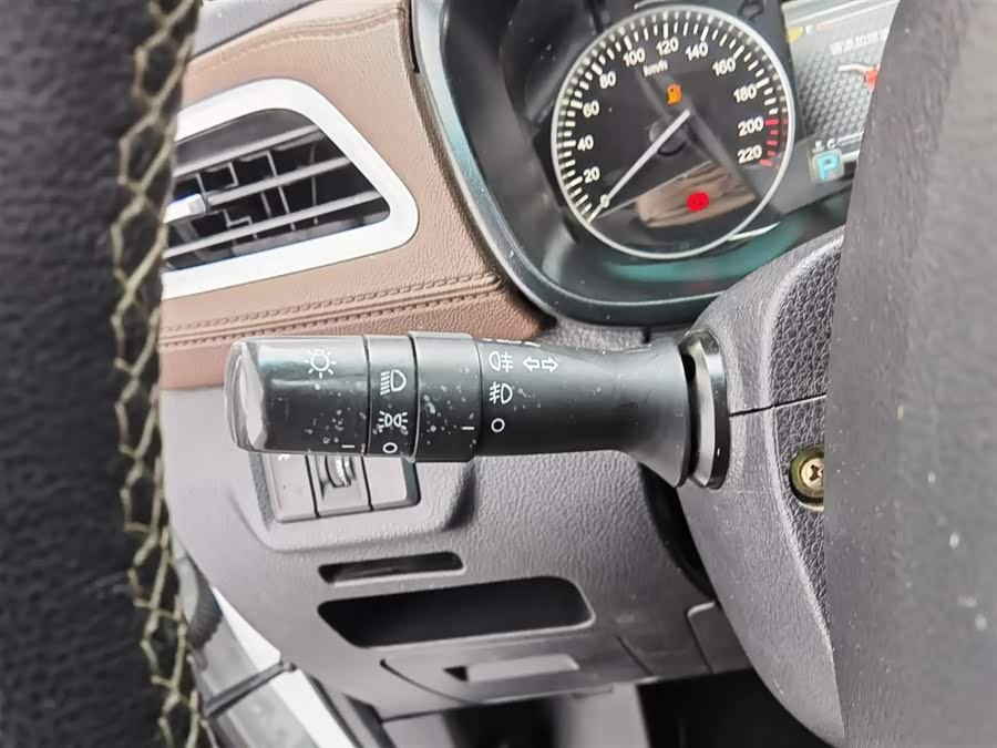 SWM X7 2018 صورة سيارة #22