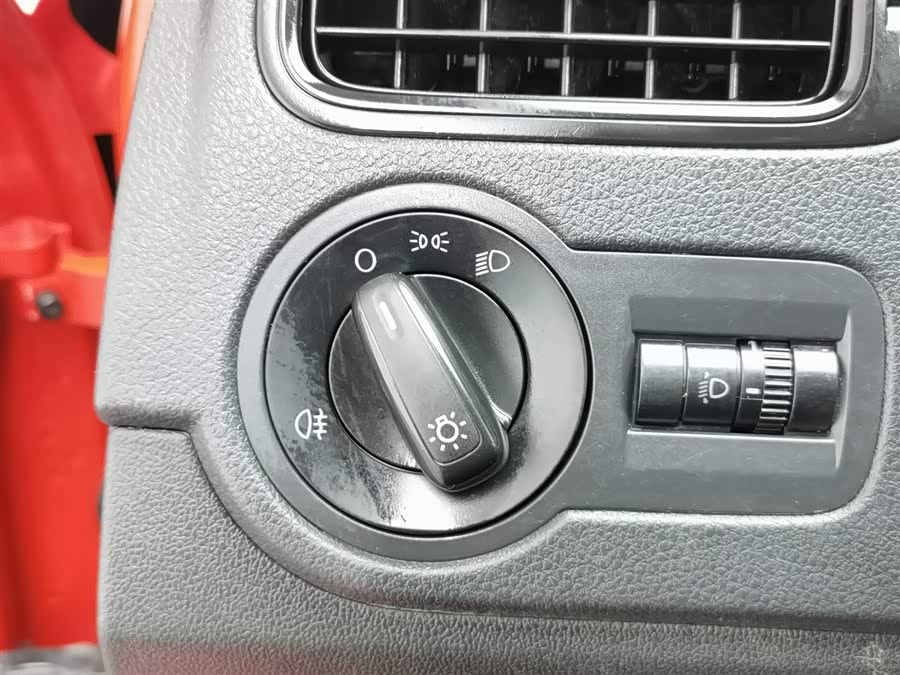 Volkswagen Polo 2012 car image #22