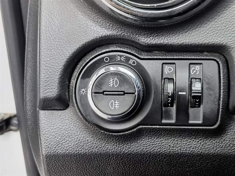 Chevrolet Tracker 2016 #22 Chevrolet Tracker 2016 car image #22