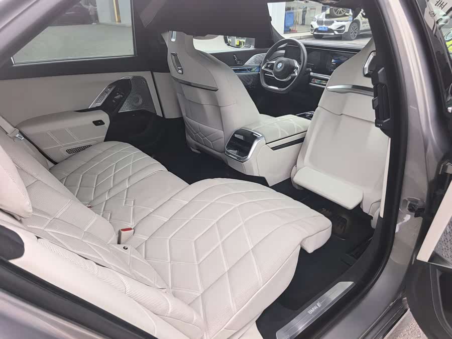 BMW i7 2024 car image #22