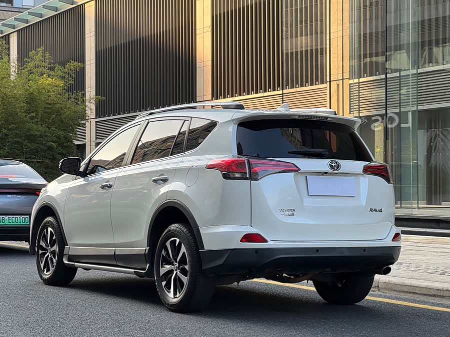 Toyota RAV4 2018 car image #22