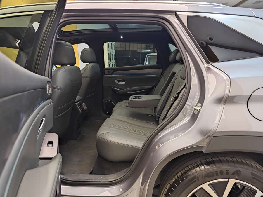 BYD SongL DM-i 2025 #22 BYD SongL DM-i 2025 car image #22